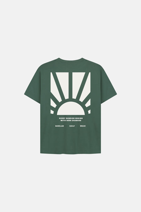 T-shirt vert de mantes courtes cour LABLAB, avec une impression blanche d'un soleil sur le dos.