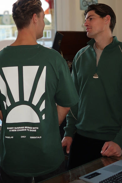 T-shirt vert de mantes courtes cour LABLAB, avec une impression d d d'un soleil sur le dos.