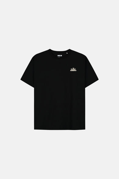 T-shirt noir à manches courtes de BASELAB, avec un petit logo sur la poitrine.
