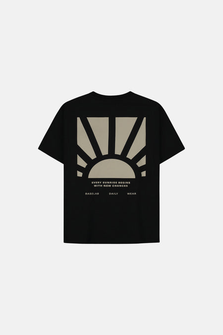 Zwart T-shirt met korte mouwen van BASELAB, met grafische print van een zonsopgang op de rug.
