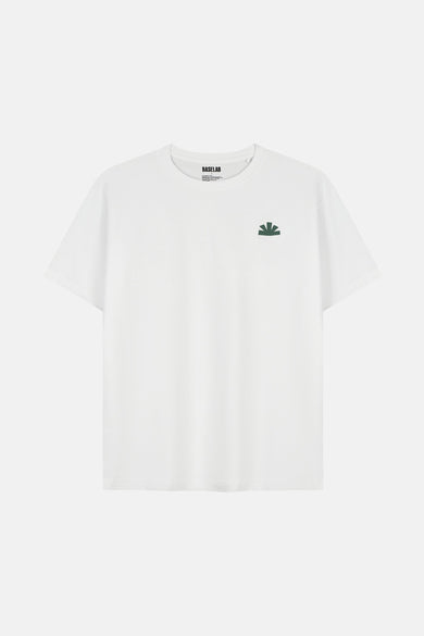 T-shirt blanc à manches courtes de BASELAB, avec un petit logo vert sur la poitrine.