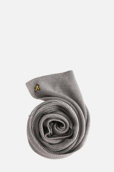 Grijze wintersjaal van Lyle & Scott, opgerold als een roos, met een geel logo.
