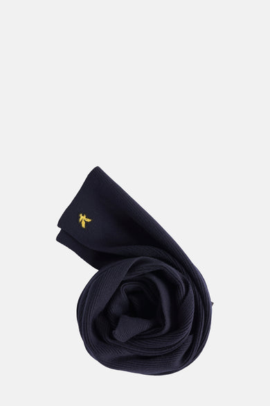 Blauwe wintersjaal van Lyle & Scott met een ribgebreide textuur en een geborduurd logo.
