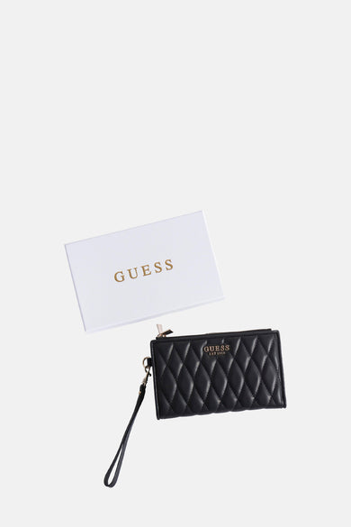 Portefeuille noir Guess avec motif de lunettes et bracelet, à côté d'une boîte cadeau blanche Guess.