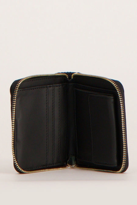 Portefeuille noir de Guess, ouvert avec une fermeture éclair dorée autour.