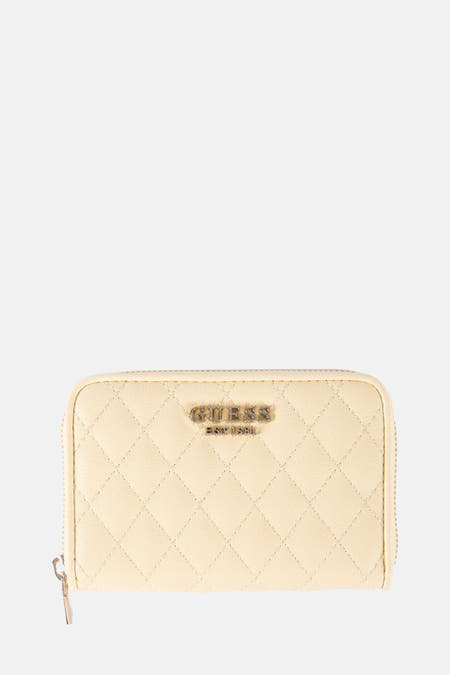 Gele portemonnee van Guess, met een gewatteerd ruitpatroon en zilverkleurige details.