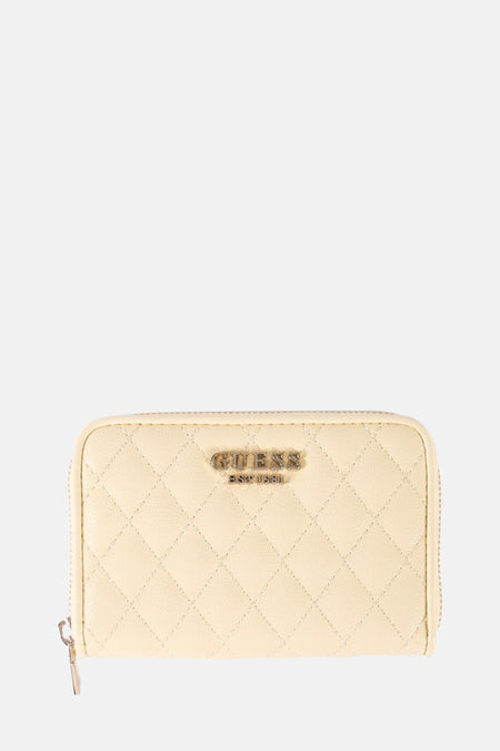 Portefeuille Guess de couleur jaune, avec motif à carreaux et détails de fermeture éclair dorés, en position ouverte.