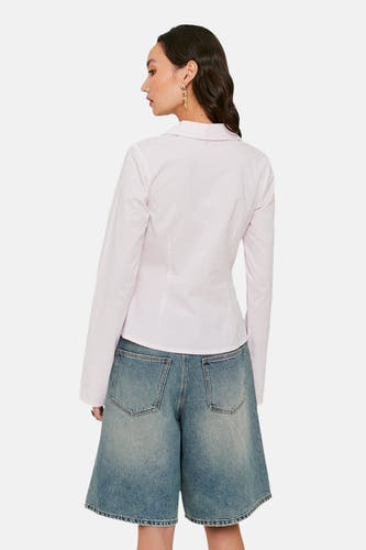 Roze gestreept hemd met lange mouwen van TALLY WEIJL, met een getailleerde pasvorm en gedragen met blauwe denim shorts.
