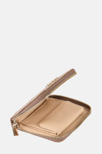 Bruine portemonnee van Guess, met ritssluiting en beige binnenkant, open op een witte achtergrond.
