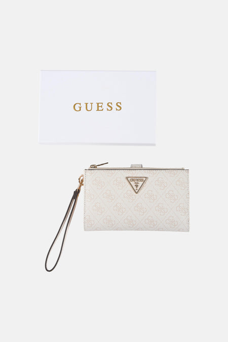 Portefeuille de sport beige pour femme de Guess, avec un imprimé logo intégral et une dragonne.