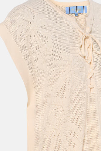 Ecru gebreid mouwloos kleedje van Adore met kabelpatroon en strikdetail aan de voorkant, close-up weergave
