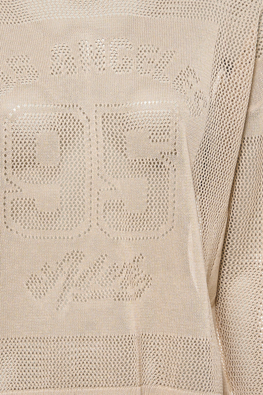 Ecru trui van ADORE met opengewerkte details, nummer 93 en 'Amour' patroon.

