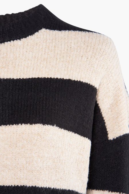Zwart-beige gestreepte trui met ronde hals van HAILYS, close-up van de textuur.
