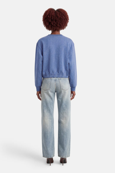 Blauwe sweater van ADORE, met lange mouwen en gecombineerd met jeans en hakken.