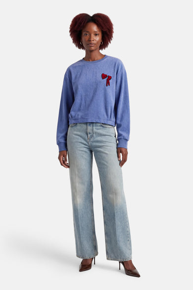 Blauwe sweater met ronde hals van ADORE, met een klein hartjesmotief op de borst.