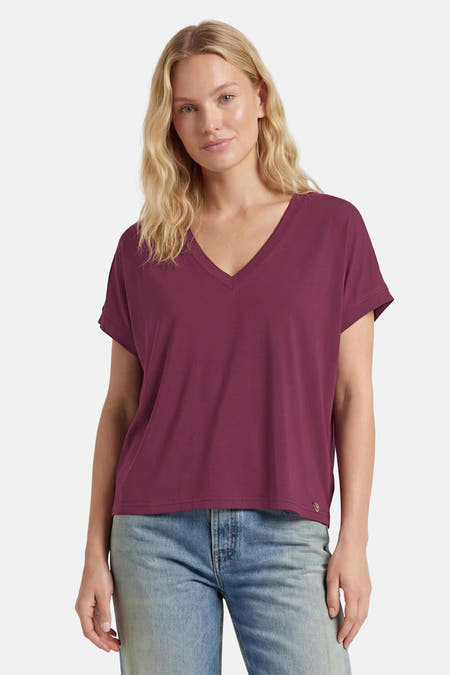 Paarse V-hals T-shirt van ADORE, licht vloeiende stof, model draagt met blauwe jeans, front view