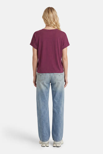 Paarse korte mouwen t-shirt van ADORE, achterzijde, eenvoudig design, gedragen met lichte jeans en sneakers