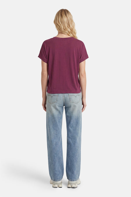Paarse korte mouwen t-shirt van ADORE, achterzijde, eenvoudig design, gedragen met lichte jeans en sneakers
