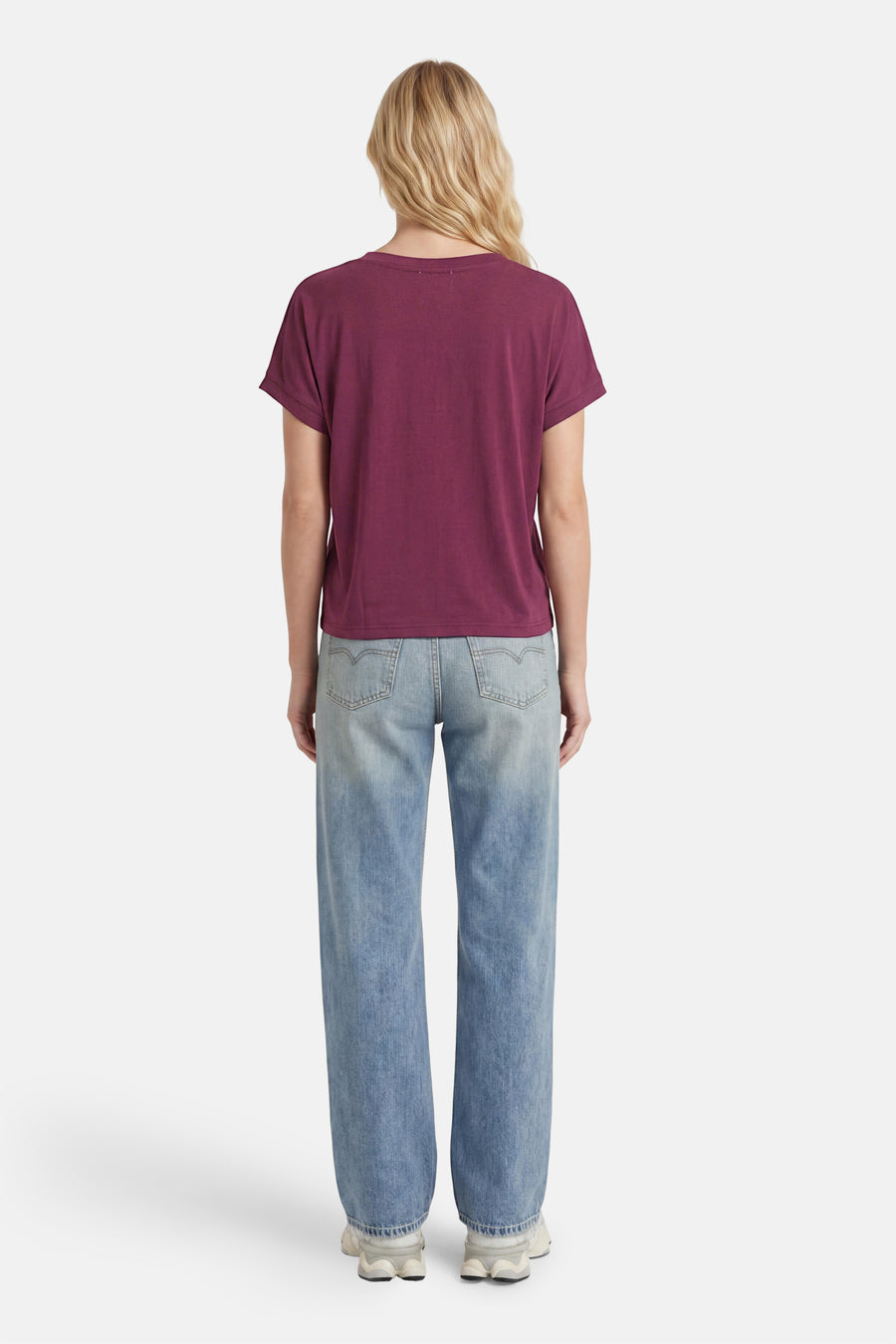 Paarse korte mouwen t-shirt van ADORE, achterzijde, eenvoudig design, gedragen met lichte jeans en sneakers