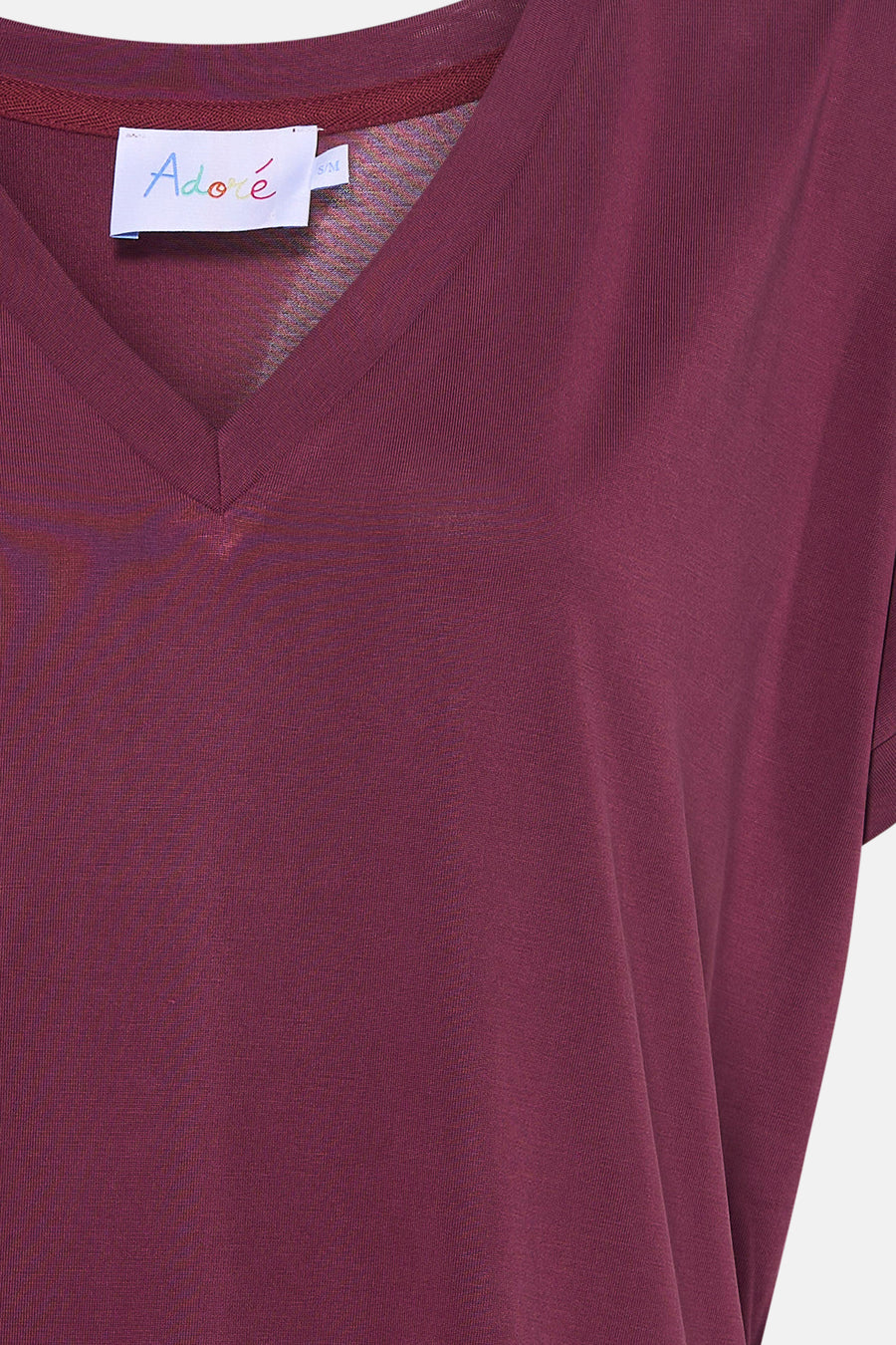 Paarse korte mouwen t-shirt van Adore met V-hals en fijne ribstructuur, close-up voorzijde