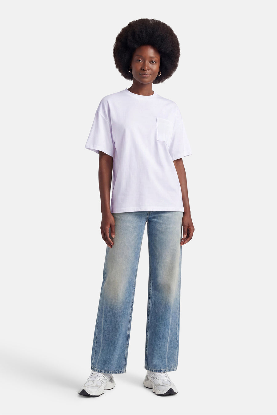 Witte korte mouwen t-shirt met borstzakje van ADORE, gedragen met wijde jeans en witte sneakers, front view