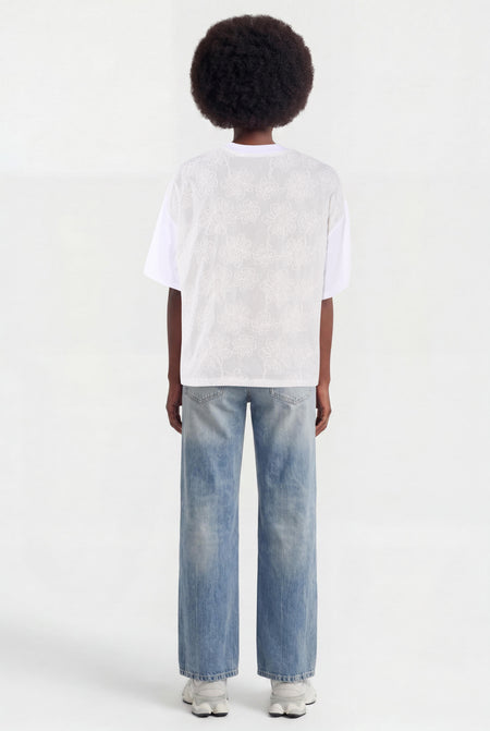 Witte korte mouwen t-shirt met bloemenprint op rug, van ADORE, gedragen met lichtblauwe jeans en witte sneakers, achterkant weergegeven
