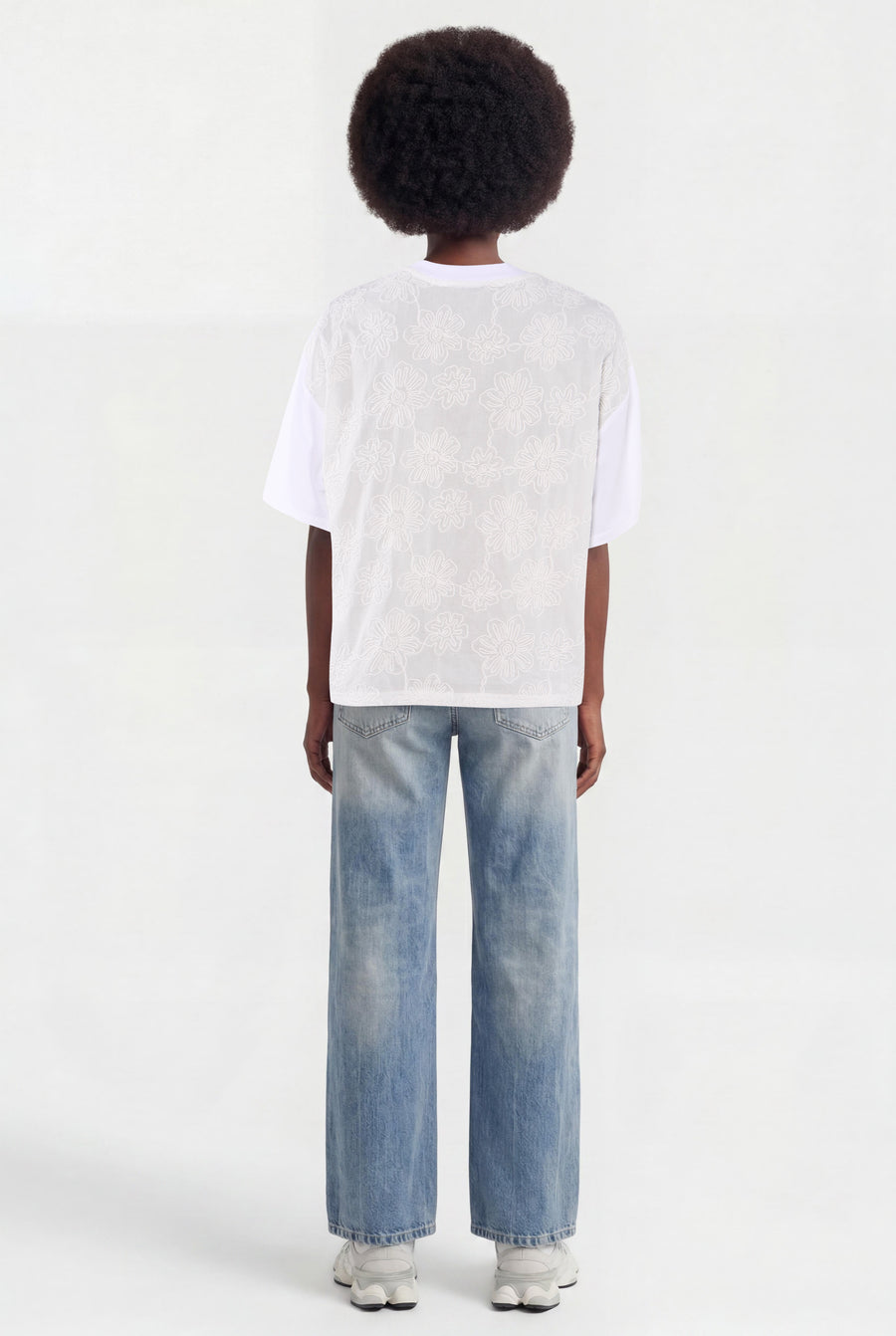 Witte korte mouwen t-shirt met bloemenprint op rug, van ADORE, gedragen met lichtblauwe jeans en witte sneakers, achterkant weergegeven