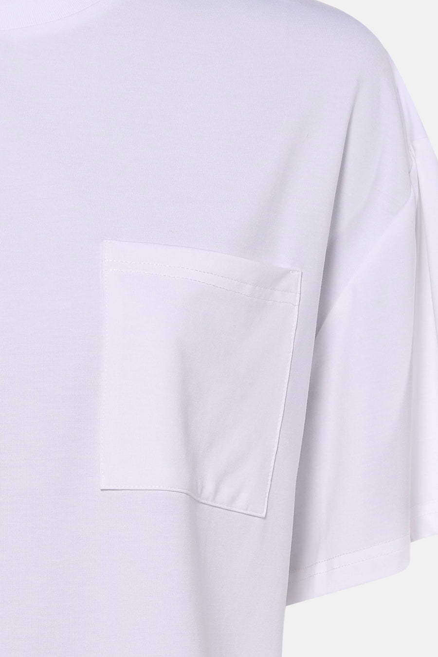 Witte korte mouwen t-shirt met borstzakje van ADORE, close-up zijaanzicht, gladde katoenstof