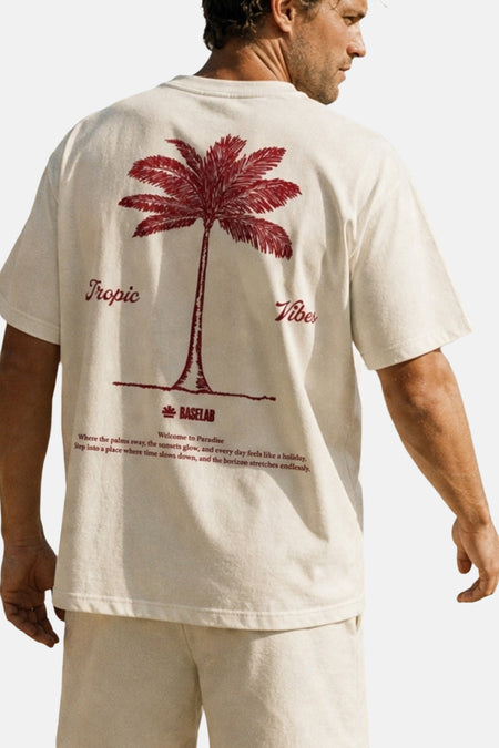 Ecru korte mouwen T-shirt van BASELAB met rode palmboomprint en tekst op de rug, lifestyle achterkantweergave