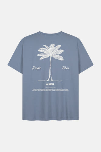Blauwe korte mouw t-shirt van BASELAB met witte palmboom print en 'Tropic Vibes' tekst op de rug, lifestyle achterkant weergave
