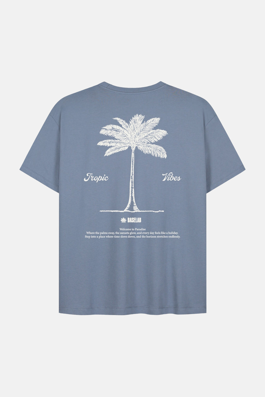 Blauwe korte mouw t-shirt van BASELAB met witte palmboom print en 'Tropic Vibes' tekst op de rug, lifestyle achterkant weergave