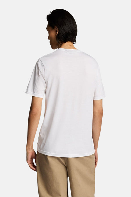 Wit T-shirt met korte mouwen van LYLE & SCOTT, van achteren gezien op een persoon met een kaki broek.