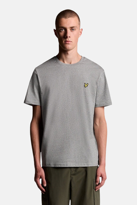 T-shirt gris chiné à manches courtes de LYLE & SCOTT avec col rond et logo aigle jaune sur la poitrine.
