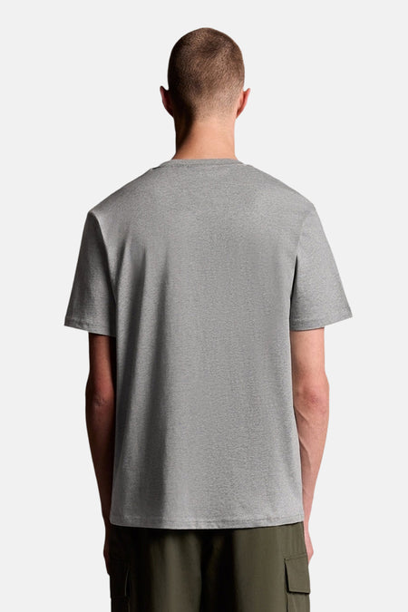 T-shirt gris à manches courtes de LYLE & SCOTT, vue arrière d'un homme portant un pantalon cargo vert foncé.
