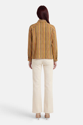 Multicolor gestreept hemd van ADORE, met lange mouwen, gedragen met crèmekleurige broek en hakken.