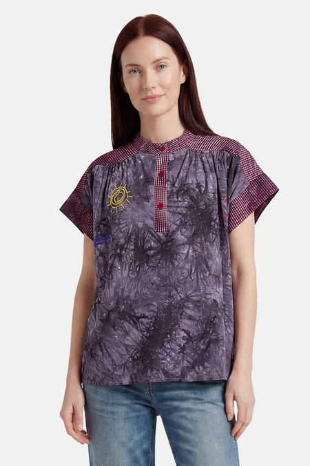 Multicolor blouse met korte mouwen van ADORE, paars met tie-dye print en geruite details, voorzien van gele zon- en blauwe golfborduursels, front view.