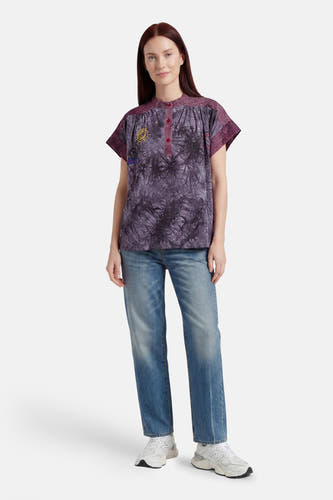 Multicolor korte mouwen blouse met tie-dye print en borduurwerk van ADORE, gedragen met blauwe jeans en witte sneakers, front view