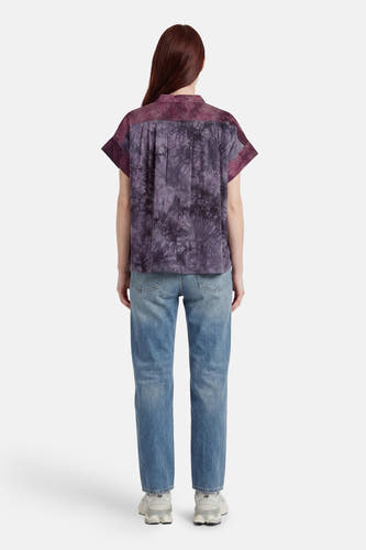 Multicolor korte mouwen blouse van ADORE, rugzijde met tie-dye en geruit patroon, gedragen met jeans en sneakers