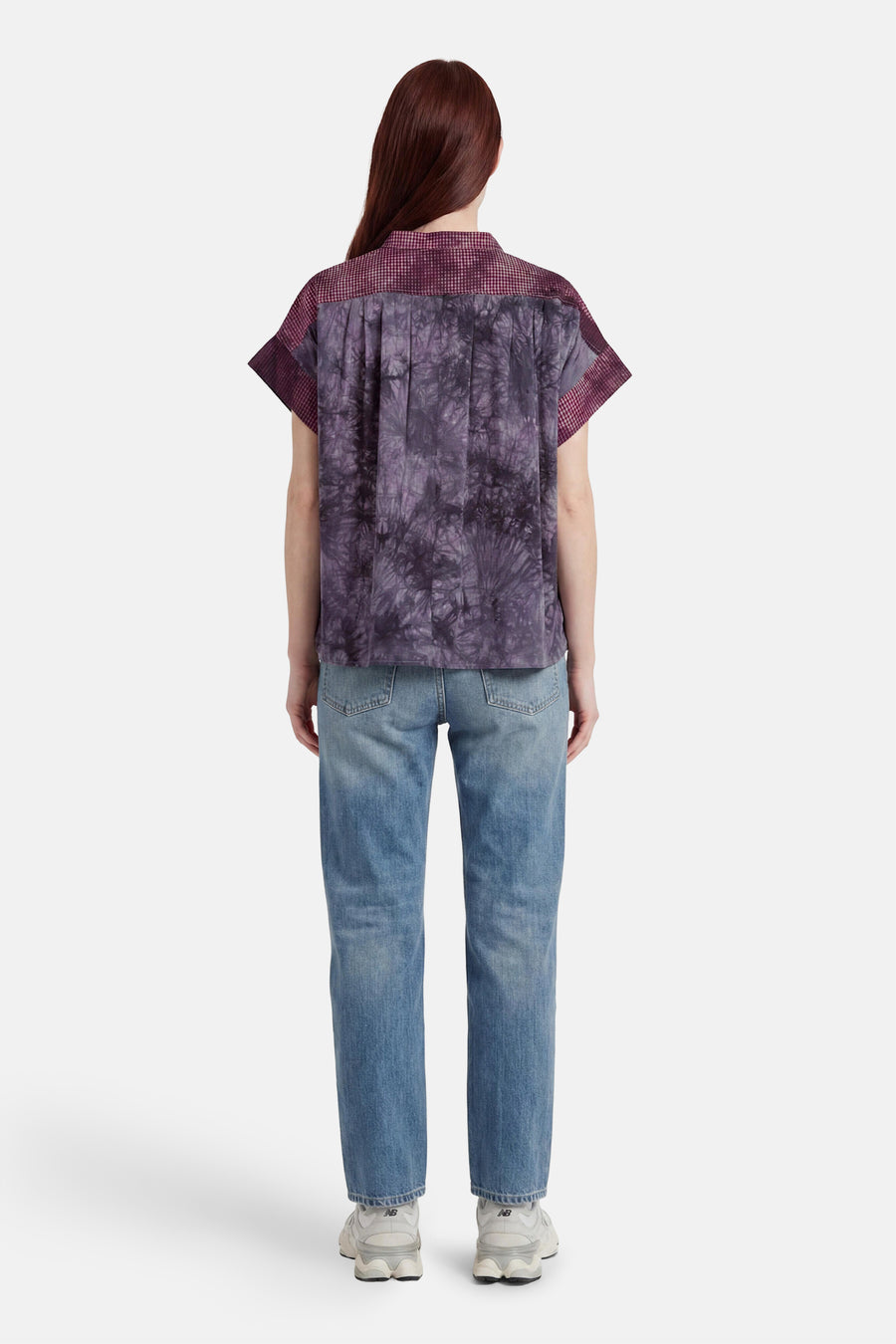 Multicolor korte mouwen blouse van ADORE, rugzijde met tie-dye en geruit patroon, gedragen met jeans en sneakers