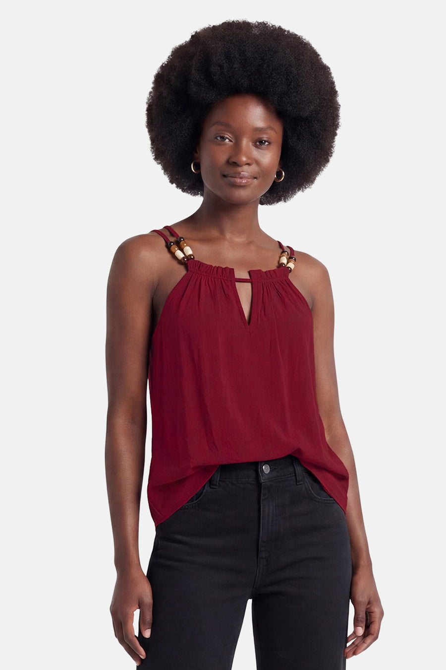 Rode mouwloze blouse met halsband en houten kralen van ADORE, gedragen met zwarte jeans, front view