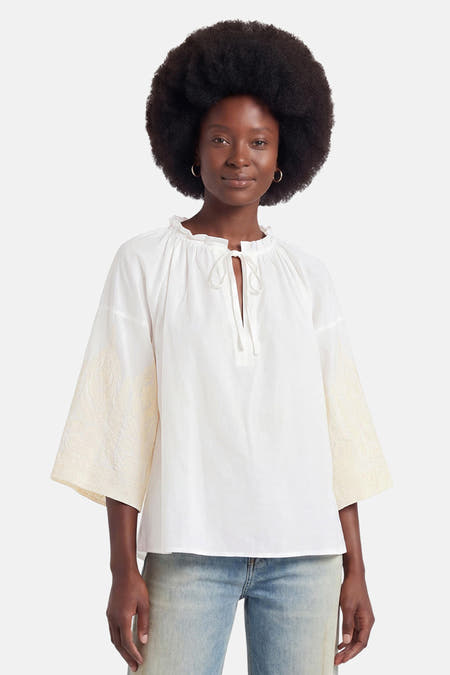 Witte blouse met lange mouwen van ADORE, met geborduurde mouwen en strikdetail aan de hals, vooraanzicht op model