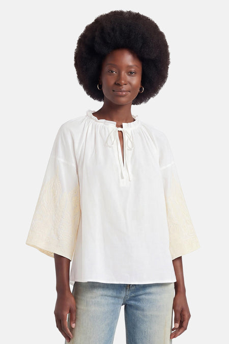 Witte blouse met lange mouwen van ADORE, met geborduurde mouwen en strikdetail aan de hals, vooraanzicht op model