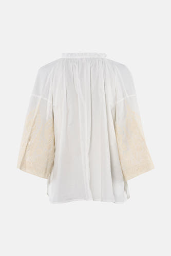 Witte blouse met lange mouwen van ADORE, achterzijde met goudkleurige borduurwerk aan de mouwen, lichte stof, ruches aan de hals.