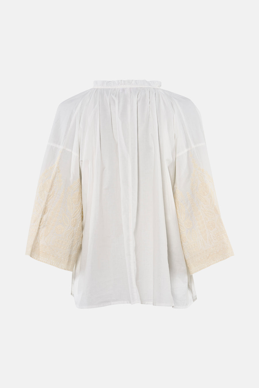 Witte blouse met lange mouwen van ADORE, achterzijde met goudkleurige borduurwerk aan de mouwen, lichte stof, ruches aan de hals.
