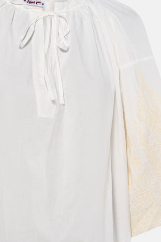 Witte blouse met lange mouwen van ADORE, met strikdetail en geborduurde mouw, close-up voorzijde