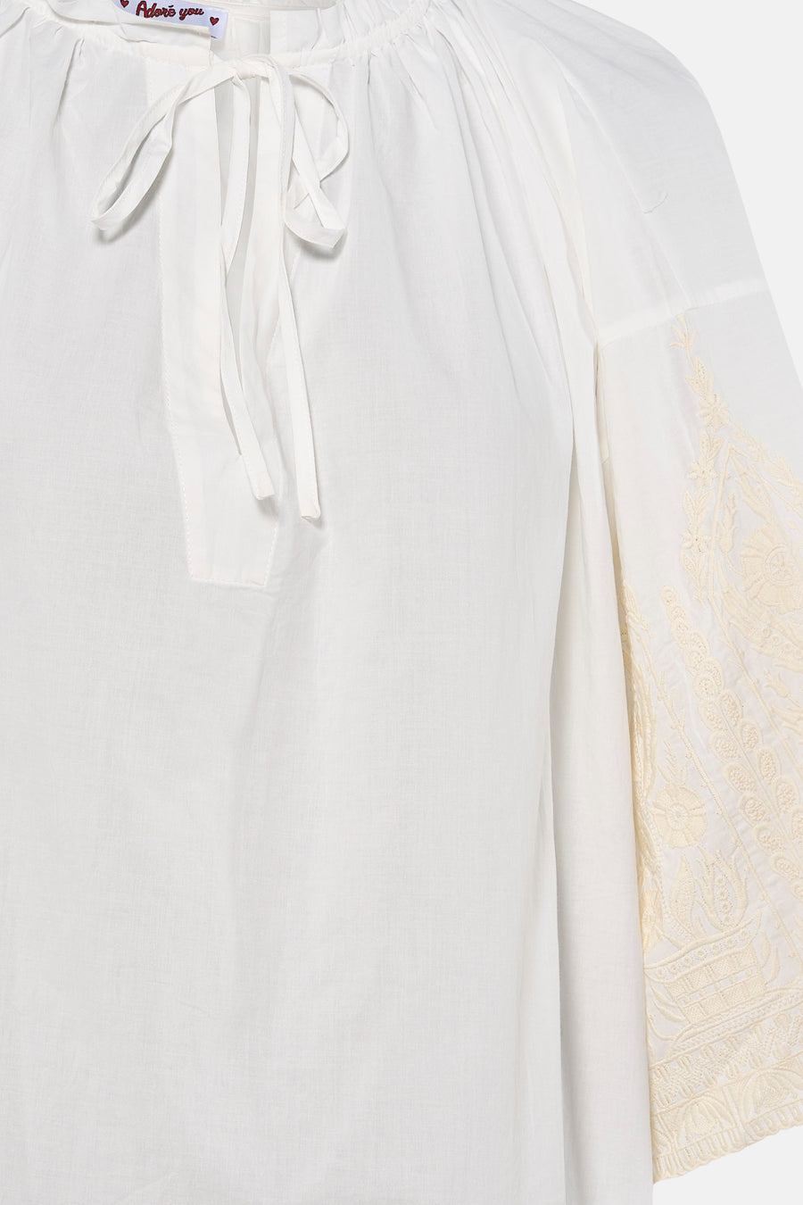 Witte blouse met lange mouwen van ADORE, met strikdetail en geborduurde mouw, close-up voorzijde