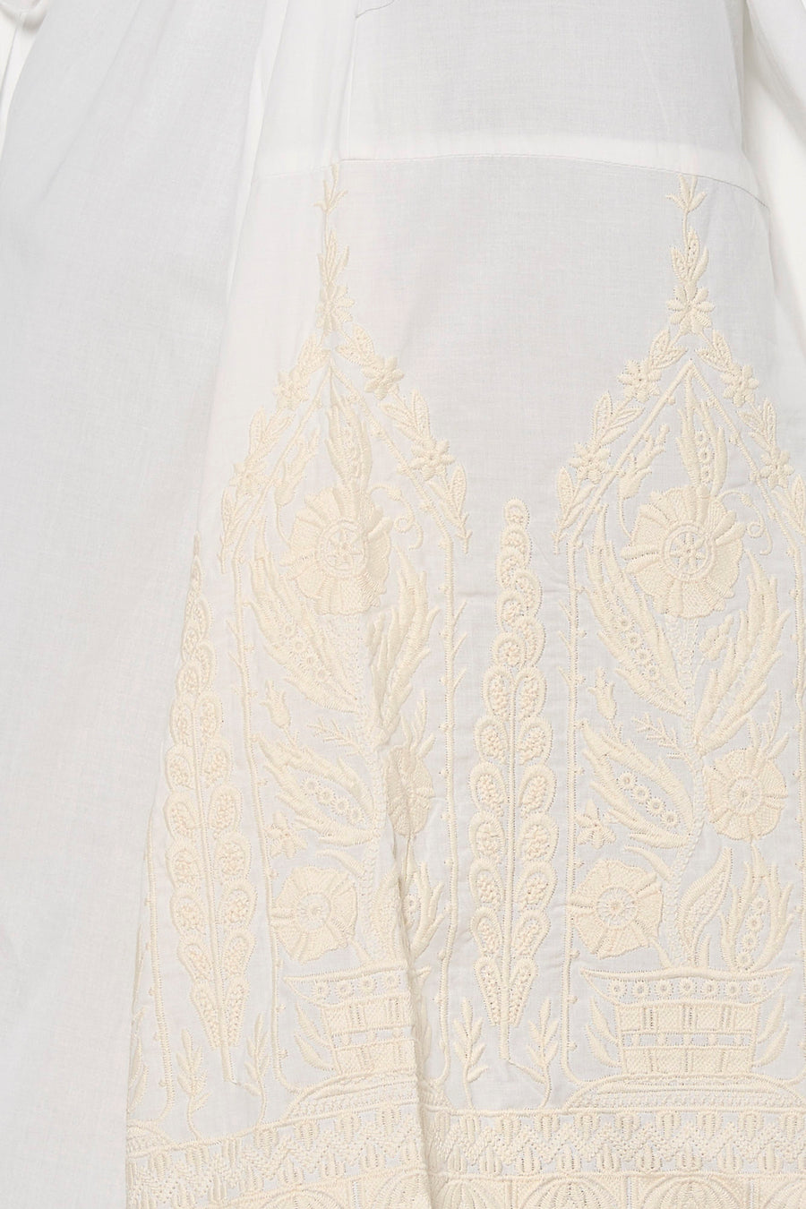 Witte blouse met lange mouwen van ADORE, gedetailleerde crèmekleurige borduurwerk, bloemen en bladeren, close-up vooraanzicht