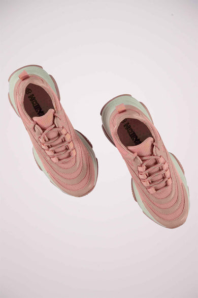 Roze sneakers van HAILYS, met veters en een dikke zool, gezien van bovenaf.