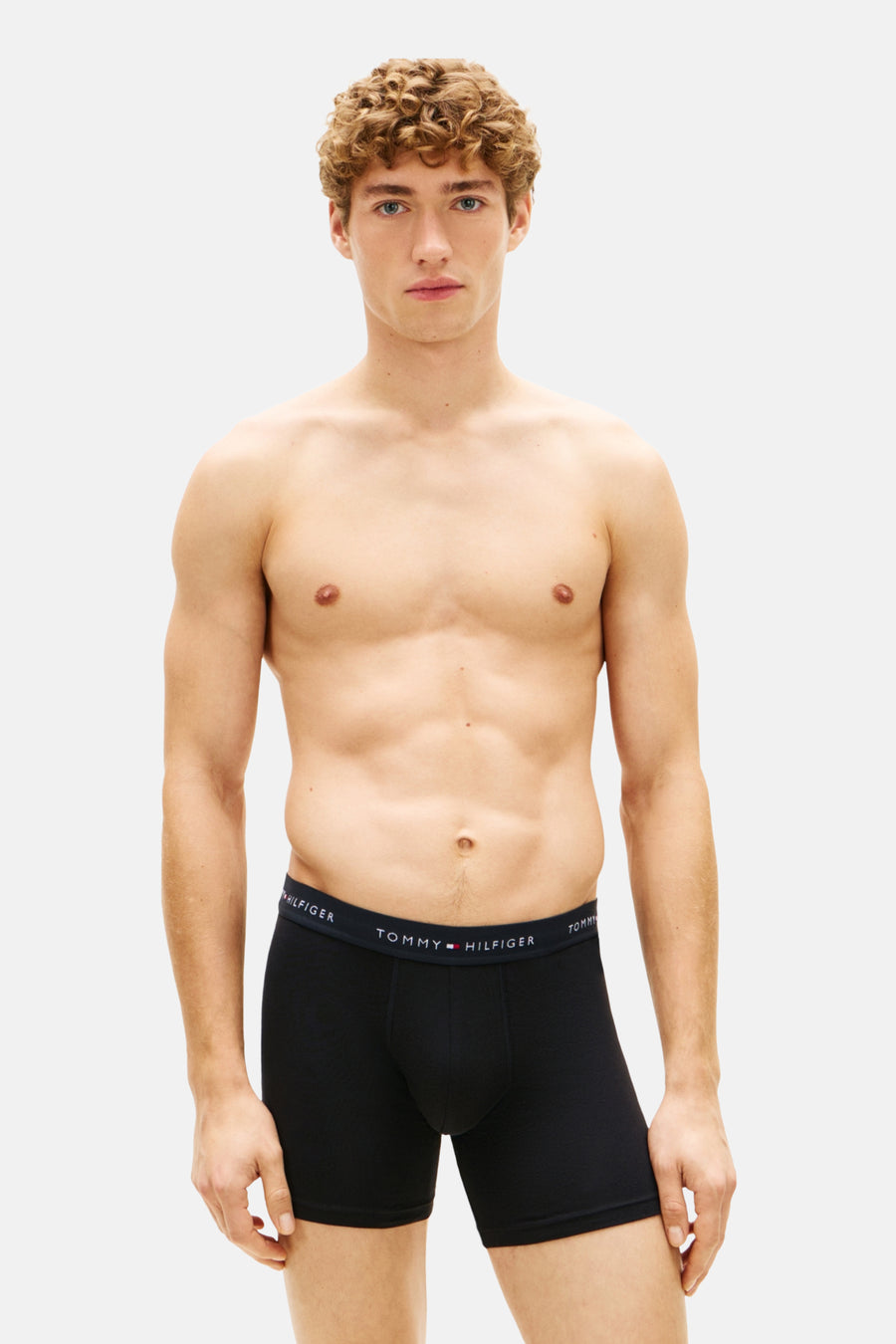 Zwarte boxershort van Tommy Jeans op een mannelijk model