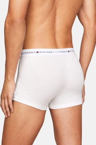 Witte boxershort van Tommy Hilfiger, met een elastische band met logo aan de bovenkant, gezien van achteren.
